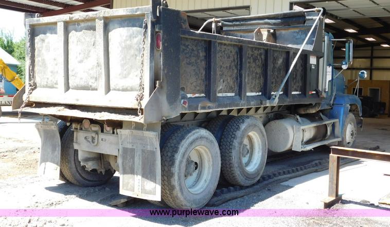 image for item L5881 1995 Freightliner FLD dump truck