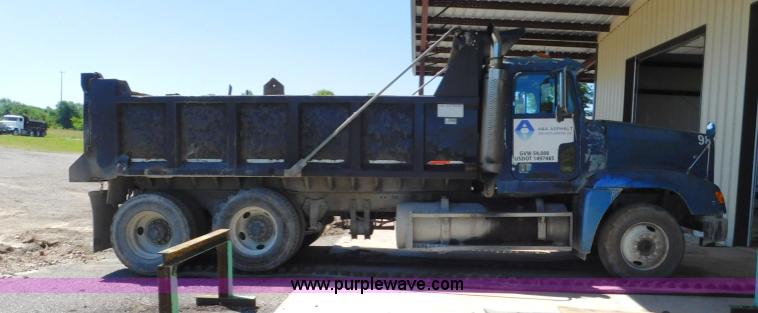 image for item L5881 1995 Freightliner FLD dump truck