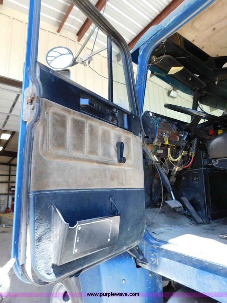 image for item L5881 1995 Freightliner FLD dump truck