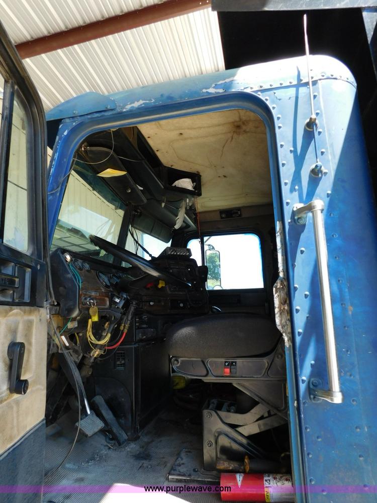 image for item L5881 1995 Freightliner FLD dump truck