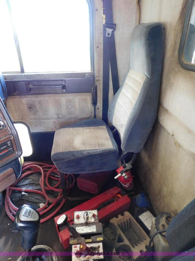 image for item L5881 1995 Freightliner FLD dump truck