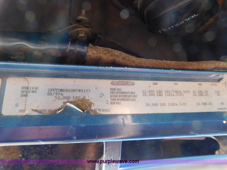 image for item L5881 1995 Freightliner FLD dump truck