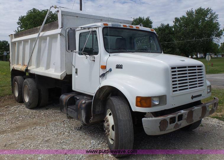 image for item L6089 2000 International 4900 dump truck