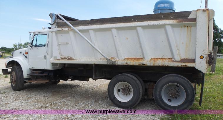 image for item L6089 2000 International 4900 dump truck