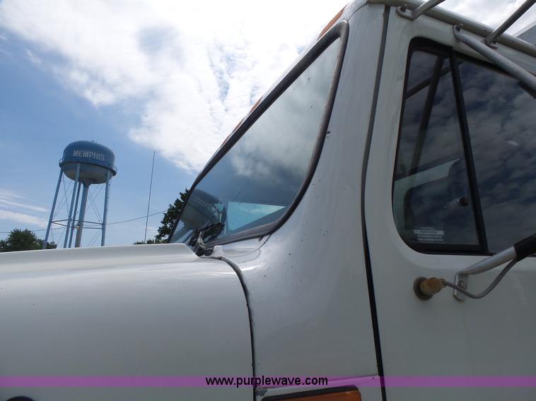 image for item L6089 2000 International 4900 dump truck