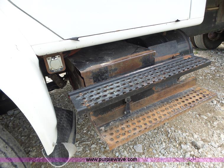 image for item L6089 2000 International 4900 dump truck