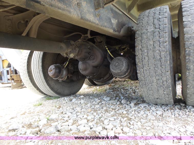 image for item L6089 2000 International 4900 dump truck