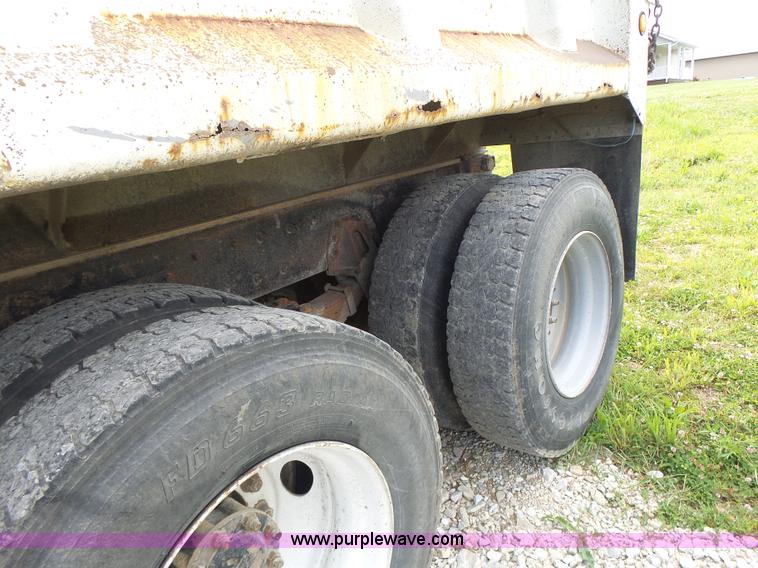 image for item L6089 2000 International 4900 dump truck