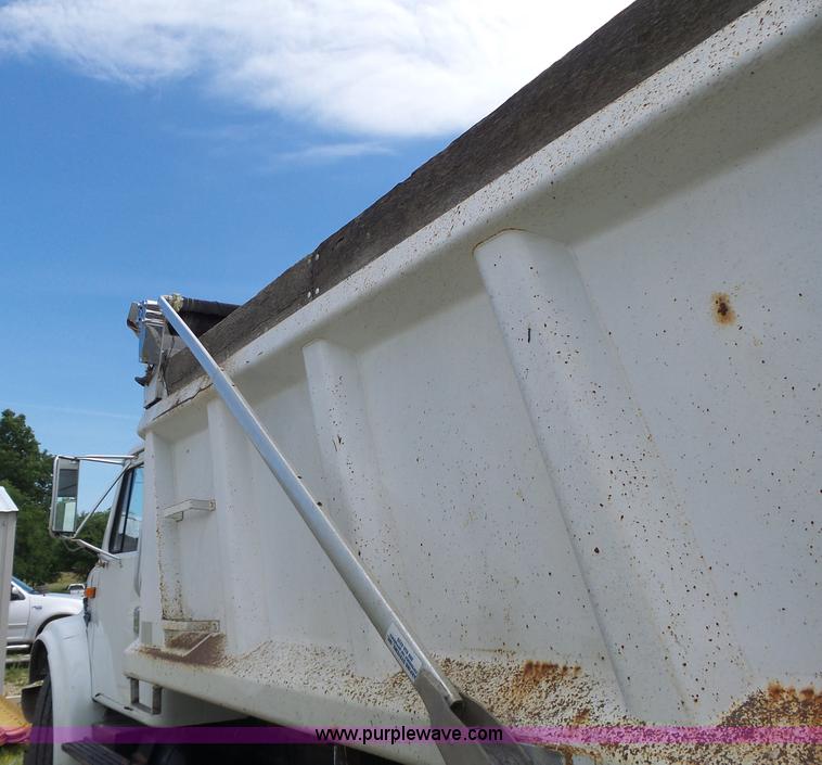 image for item L6089 2000 International 4900 dump truck