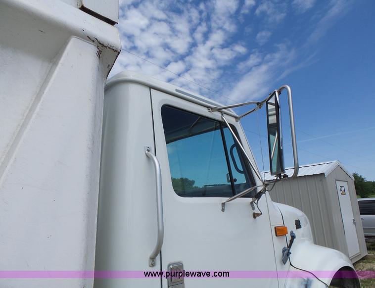 image for item L6089 2000 International 4900 dump truck
