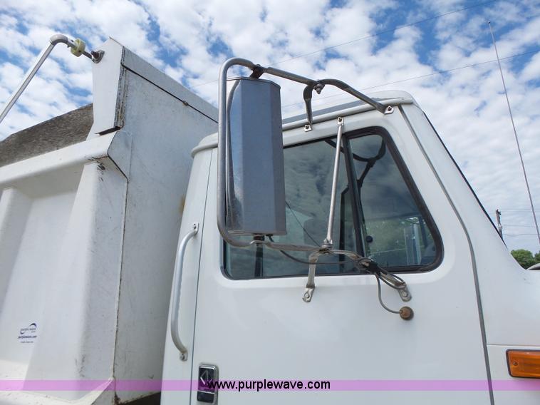 image for item L6089 2000 International 4900 dump truck