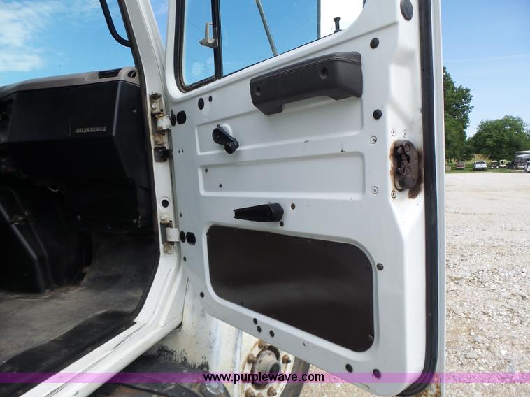 image for item L6089 2000 International 4900 dump truck