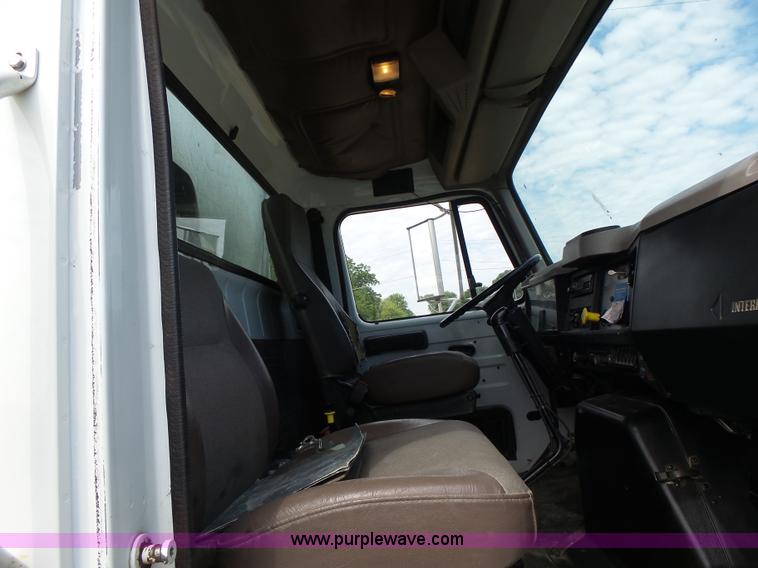 image for item L6089 2000 International 4900 dump truck