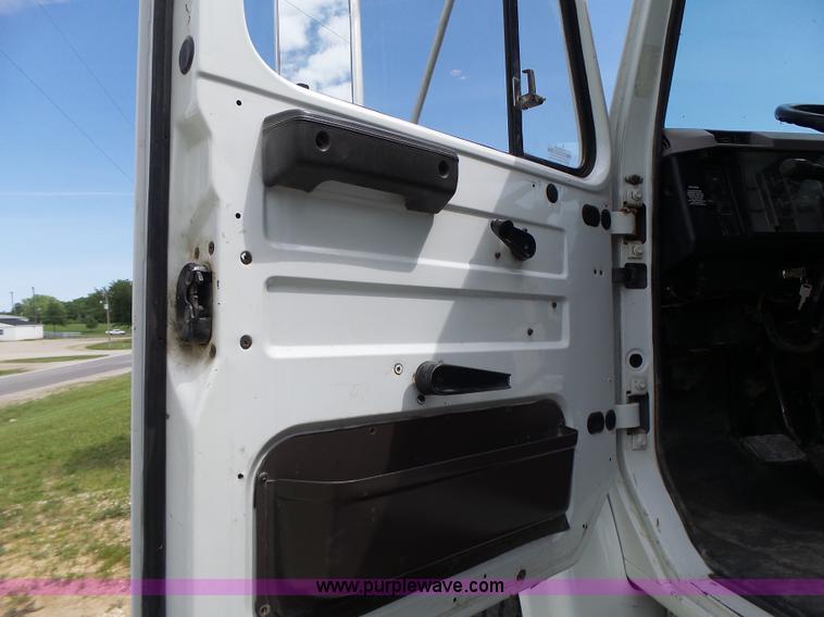 image for item L6089 2000 International 4900 dump truck