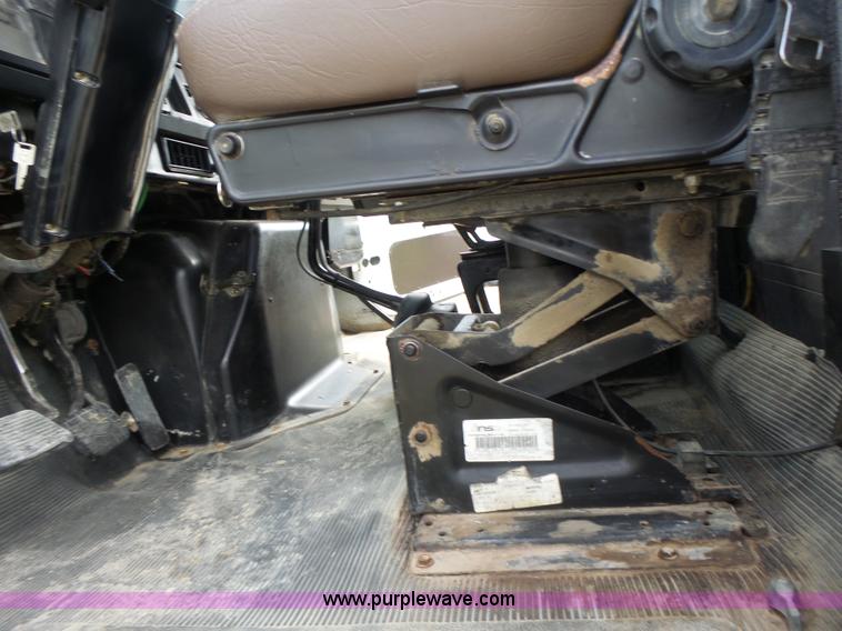 image for item L6089 2000 International 4900 dump truck