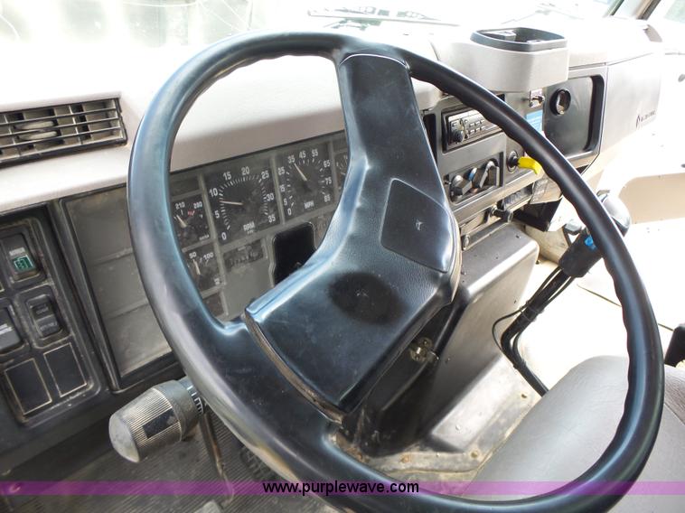 image for item L6089 2000 International 4900 dump truck