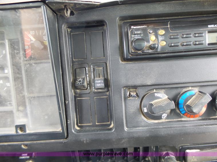 image for item L6089 2000 International 4900 dump truck