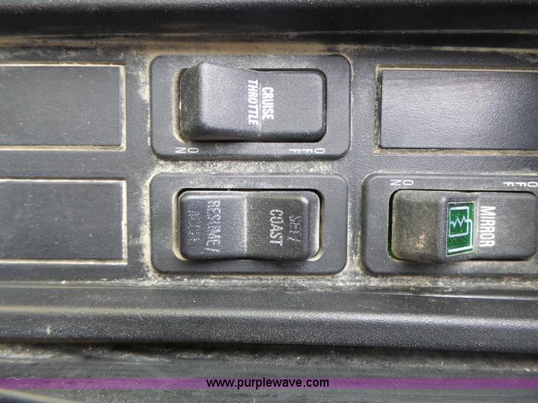 image for item L6089 2000 International 4900 dump truck