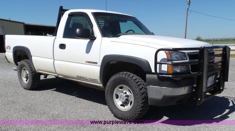 image for item L6584 2006 Chevrolet Silverado 2500 pickup truck