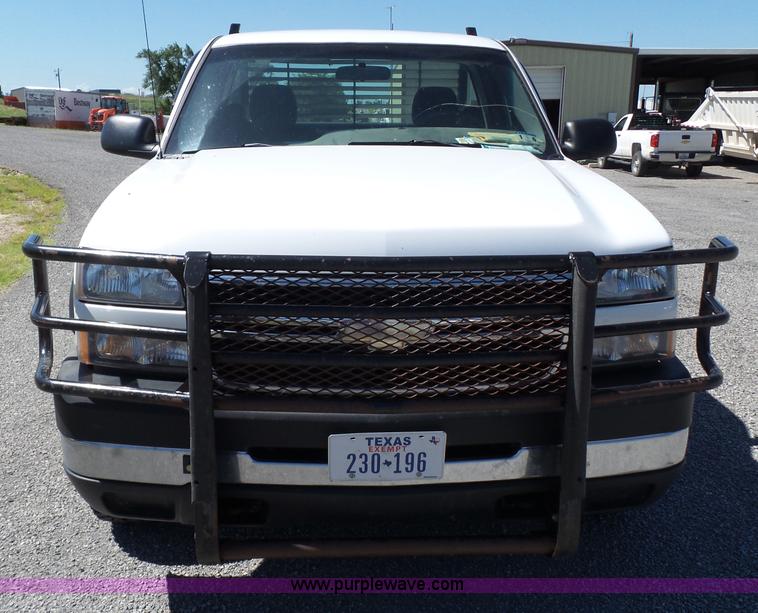 image for item L6584 2006 Chevrolet Silverado 2500 pickup truck