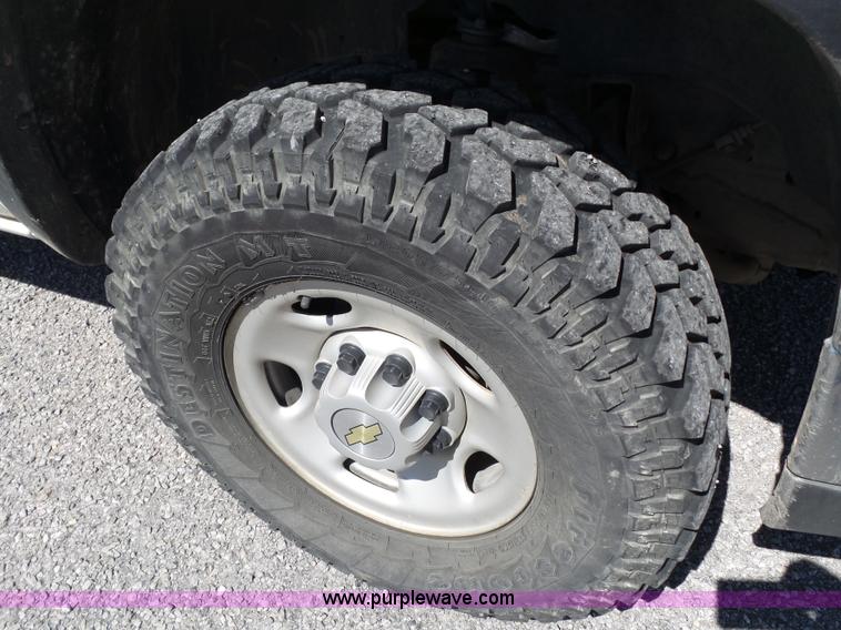 image for item L6584 2006 Chevrolet Silverado 2500 pickup truck