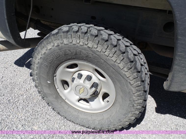 image for item L6584 2006 Chevrolet Silverado 2500 pickup truck