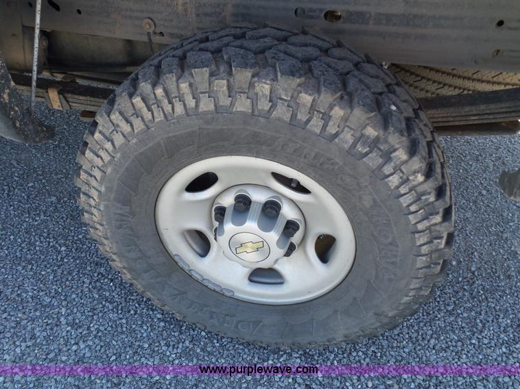 image for item L6584 2006 Chevrolet Silverado 2500 pickup truck