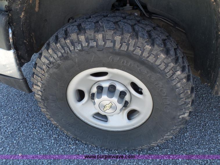 image for item L6584 2006 Chevrolet Silverado 2500 pickup truck