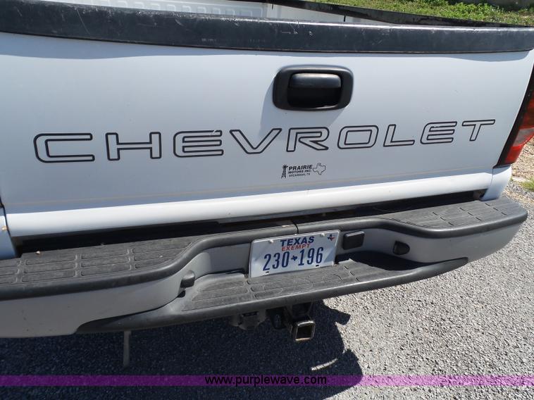 image for item L6584 2006 Chevrolet Silverado 2500 pickup truck