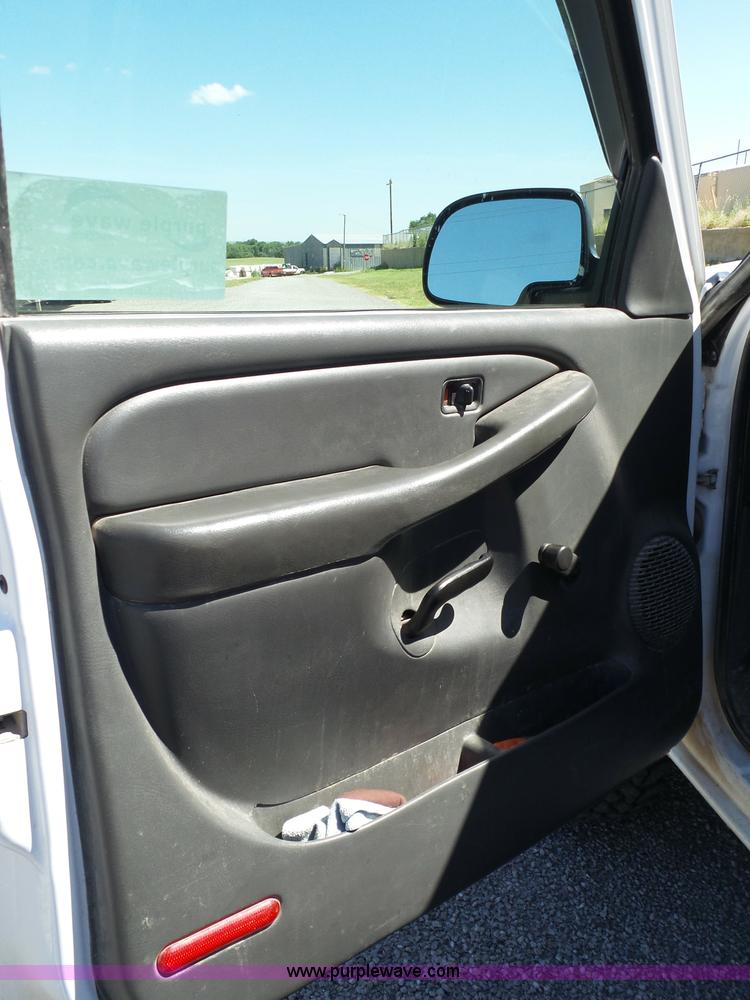 image for item L6584 2006 Chevrolet Silverado 2500 pickup truck