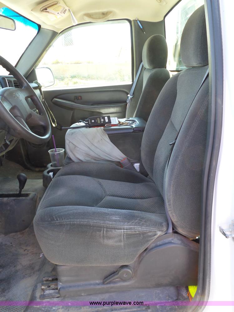 image for item L6584 2006 Chevrolet Silverado 2500 pickup truck
