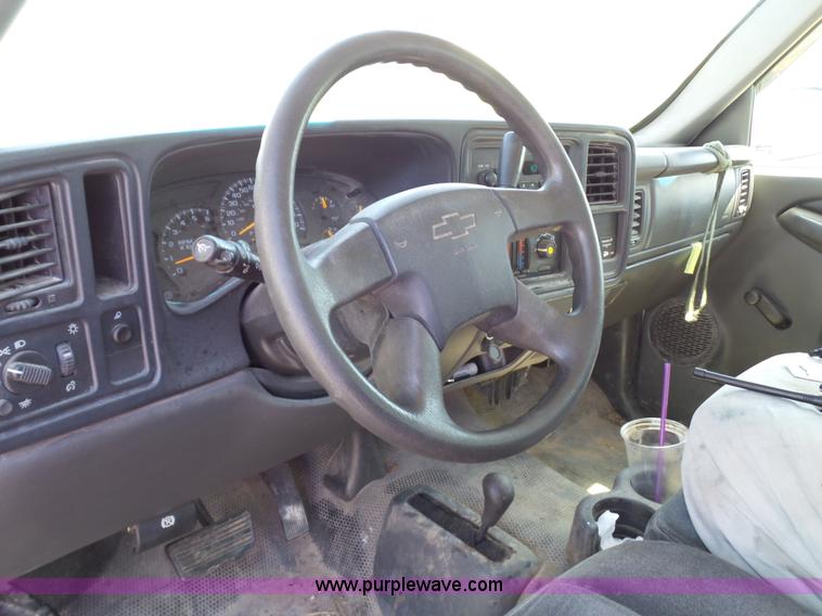 image for item L6584 2006 Chevrolet Silverado 2500 pickup truck