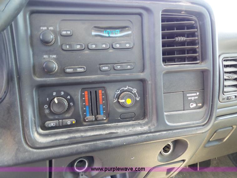 image for item L6584 2006 Chevrolet Silverado 2500 pickup truck