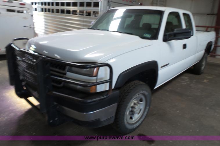 image for item L6588 2006 Chevrolet Silverado 2500HD Ext. Cab pickup truck