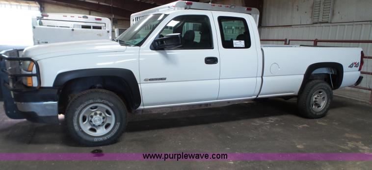image for item L6588 2006 Chevrolet Silverado 2500HD Ext. Cab pickup truck