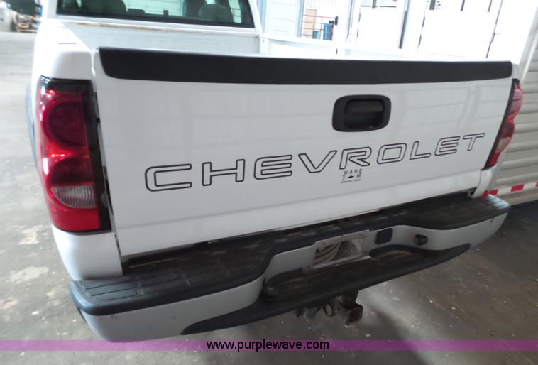 image for item L6588 2006 Chevrolet Silverado 2500HD Ext. Cab pickup truck