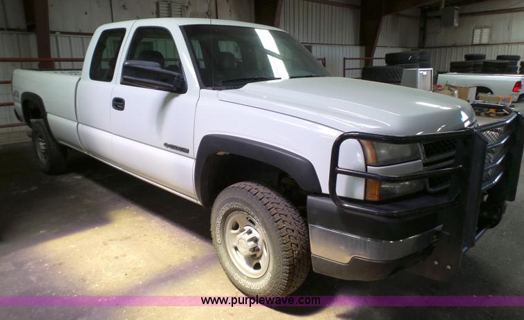 image for item L6588 2006 Chevrolet Silverado 2500HD Ext. Cab pickup truck