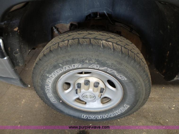 image for item L6588 2006 Chevrolet Silverado 2500HD Ext. Cab pickup truck