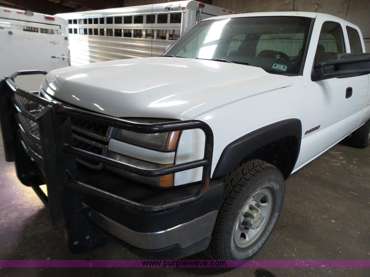 image for item L6588 2006 Chevrolet Silverado 2500HD Ext. Cab pickup truck