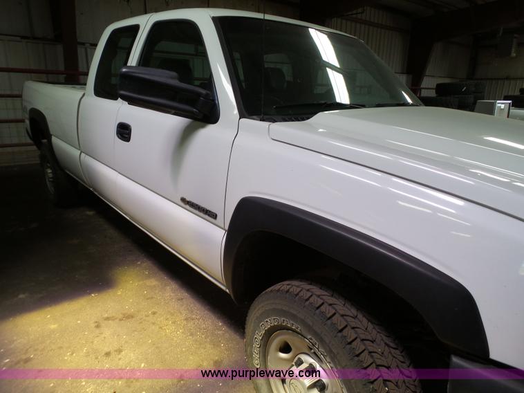 image for item L6588 2006 Chevrolet Silverado 2500HD Ext. Cab pickup truck