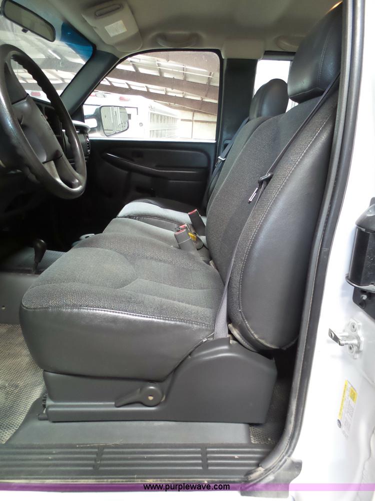 image for item L6588 2006 Chevrolet Silverado 2500HD Ext. Cab pickup truck