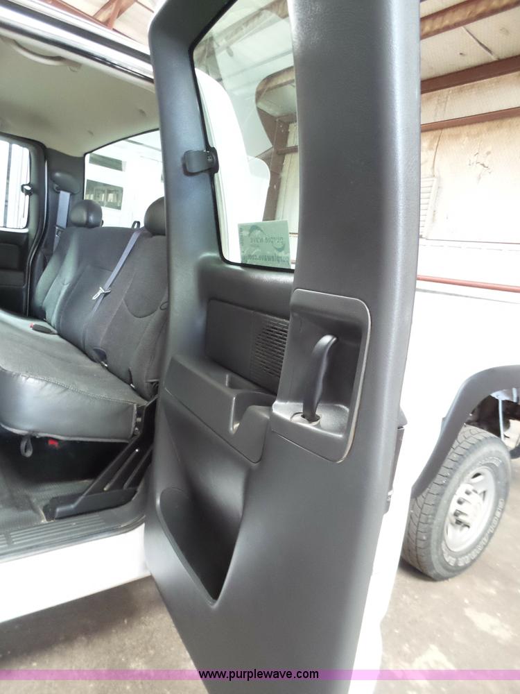 image for item L6588 2006 Chevrolet Silverado 2500HD Ext. Cab pickup truck