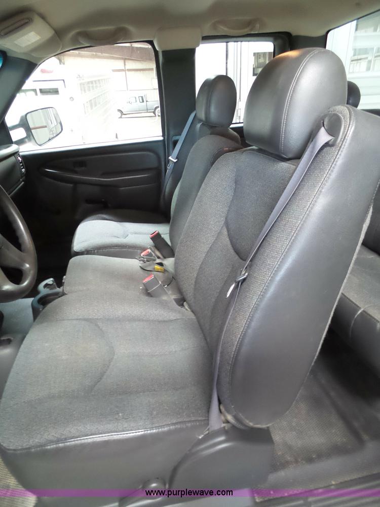 image for item L6588 2006 Chevrolet Silverado 2500HD Ext. Cab pickup truck