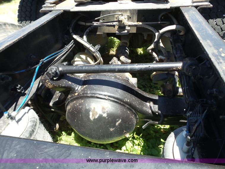 image for item L6592 1999 Freightliner Century Class semi truck