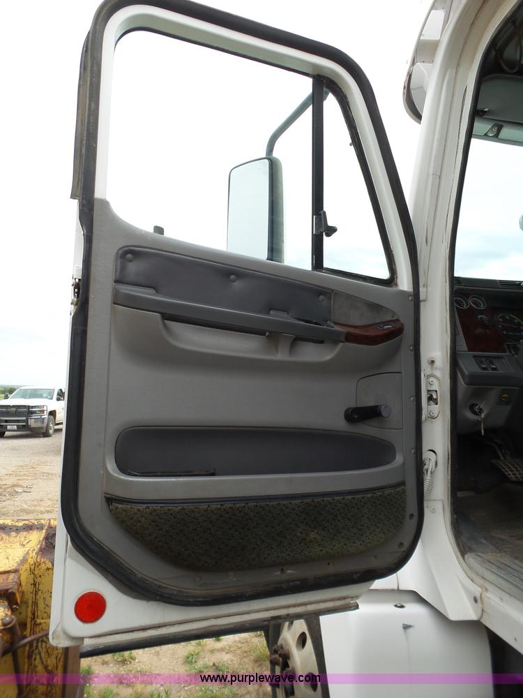 image for item L6592 1999 Freightliner Century Class semi truck