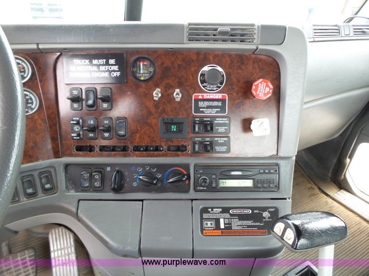 image for item L6592 1999 Freightliner Century Class semi truck