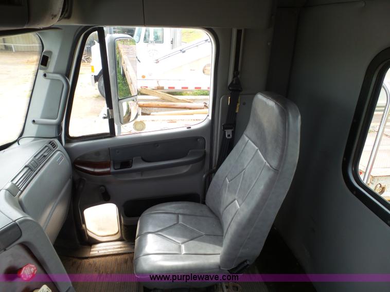 image for item L6592 1999 Freightliner Century Class semi truck