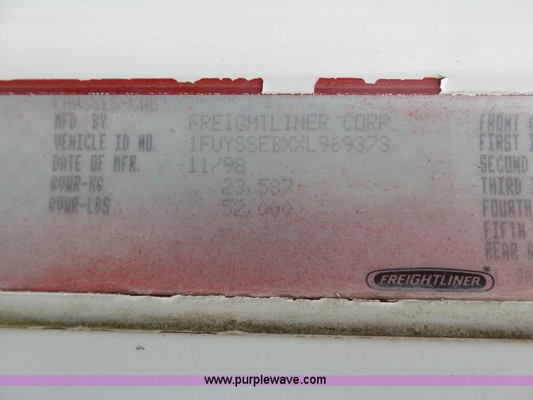 image for item L6592 1999 Freightliner Century Class semi truck