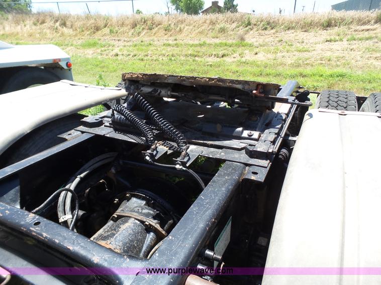 image for item L6592 1999 Freightliner Century Class semi truck