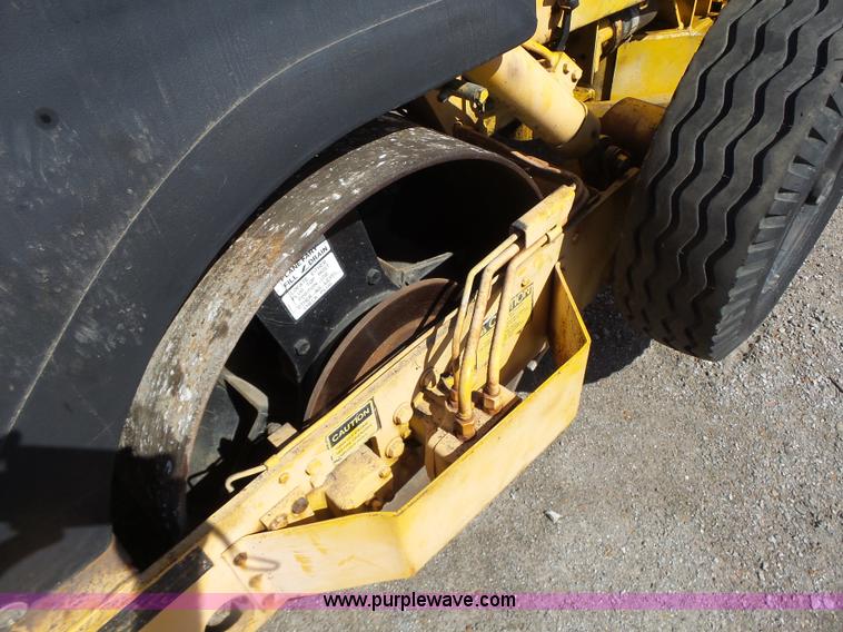 image for item L7232 Galion DU510086 vibratory double drum roller